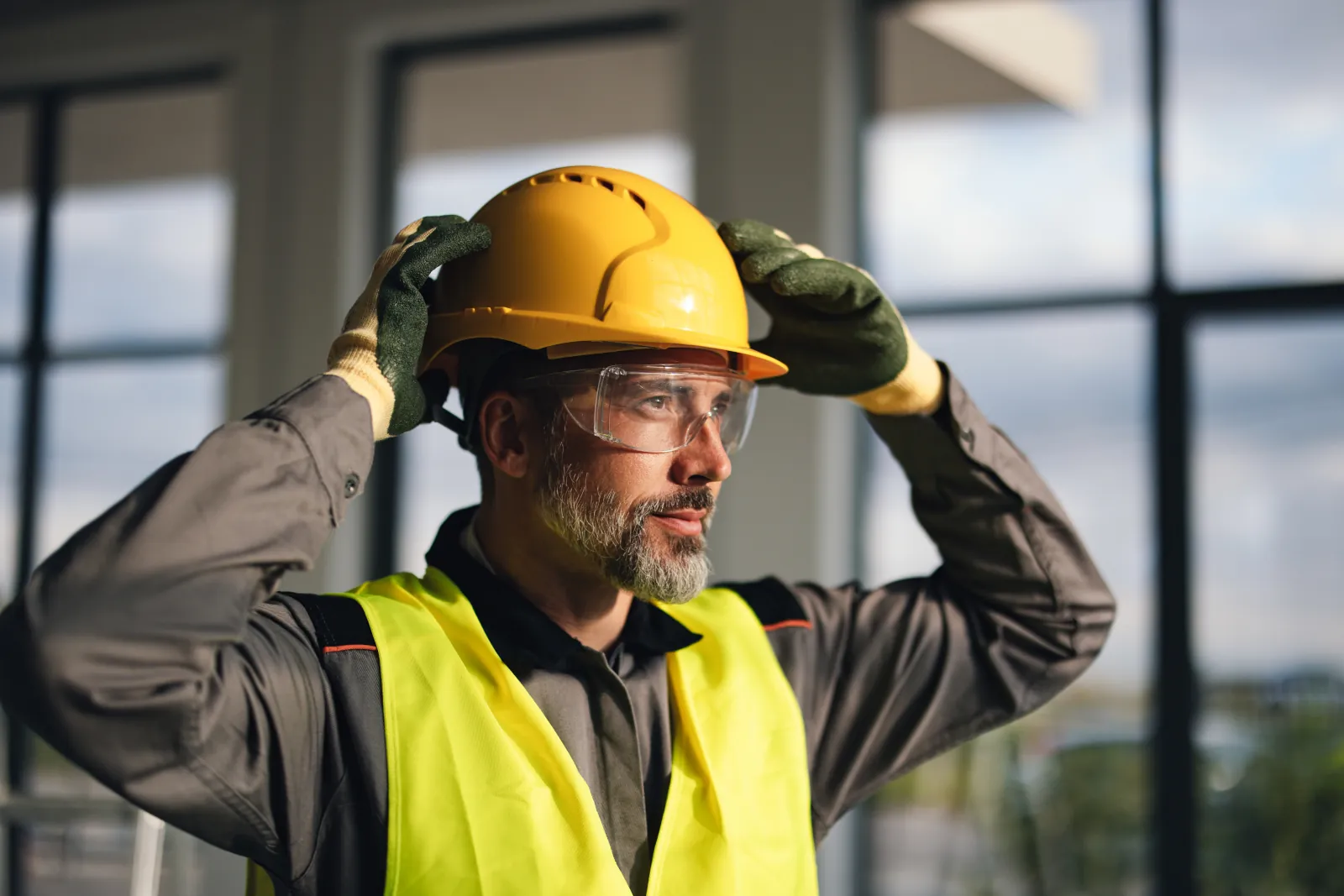 Mann auf Baustelle mit Helm